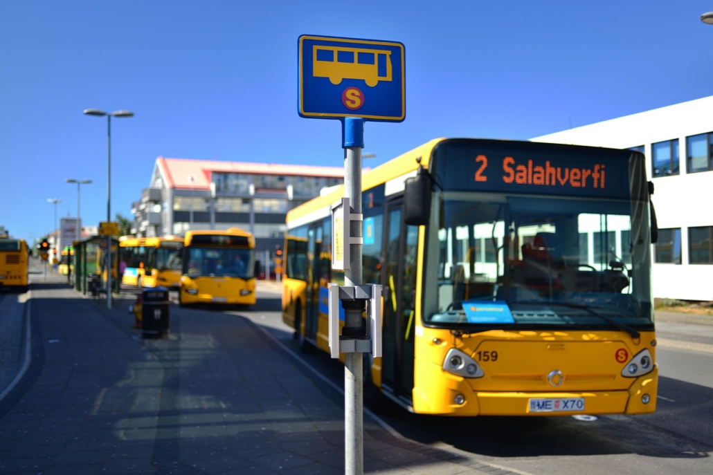 De openbare bus in Reykjavik bij een bushalte